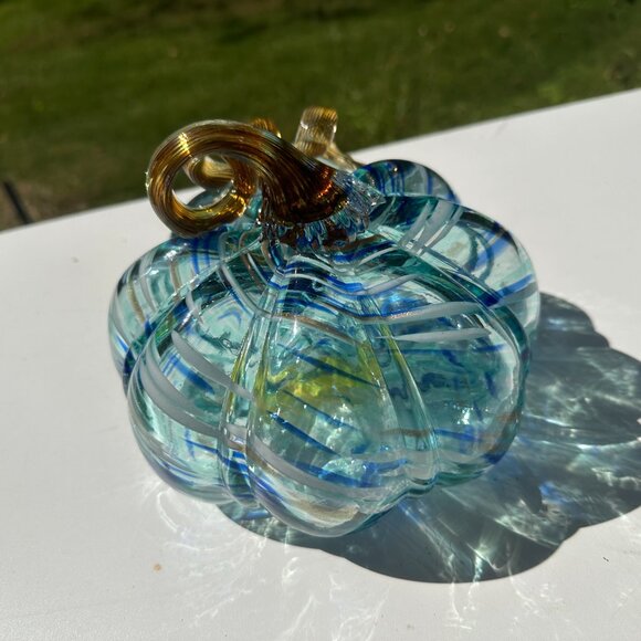 #5261 CLEAR W/ BLUE & WHITE SWIRL PATTERN GLASS PUMPKIN - Picture 7 of 11